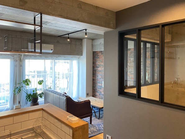 SAITAMA JYUKEN　埼玉住建所沢　リノベーションマンション　レンガタイル　リビング　内窓　キッチン　スケルトン状態から　コンクリート　モルタル　ソファー　