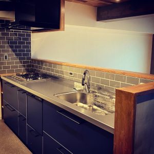 埼玉住建所沢　マンションリノベーション　キッチン　タイル　ステンレス　カウンター　４口コンロ　タッチレス水栓　モルタル　食洗器　埼玉県