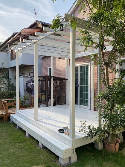 ウッドデッキ　ホワイト　可愛い　地域密着　グリーン　芝生　お庭　埼玉住建　所沢　新所沢　埼玉